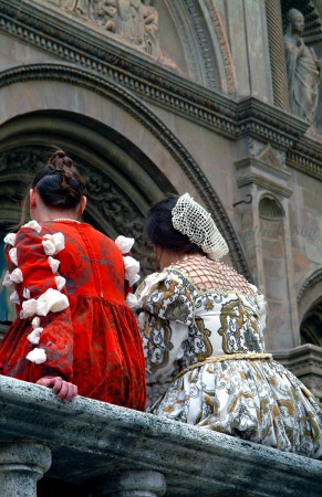 Costumi rinascimentali di fronte al palazzo della Fraternita dei laici ad Arezzo